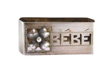 Argola de guardanapo em prata com galo em relevo e palavra "Bebé" recortada.